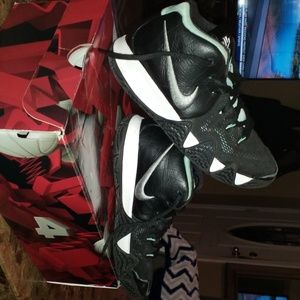 Size 5Y, sea foam green and black Kyrie Irving sho